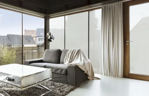 Große Glasflächen in modernem Wohnzimmer mit hellem Hafttextil