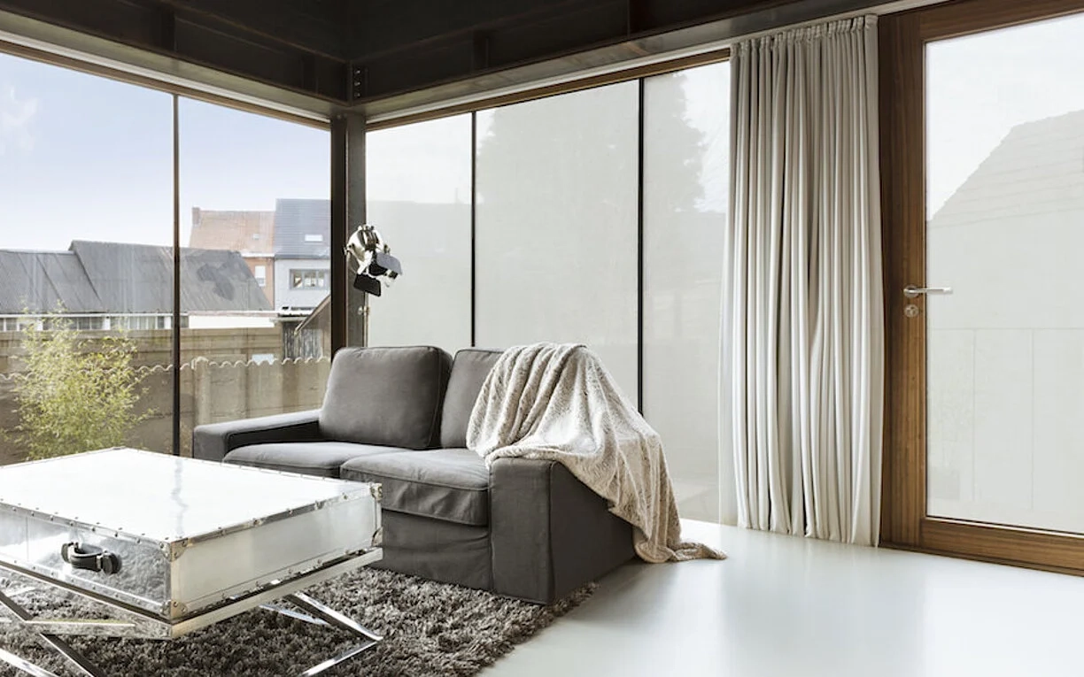 Große Glasflächen in modernem Wohnzimmer mit hellem Hafttextil