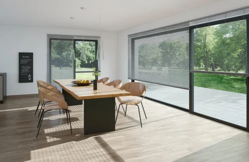 Küche mit großer Fensterfront und Horizontal-Jalousien