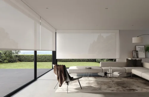 Semi-transparente Rollos an großen Fensterfronten eines modernen Wohnzimmers