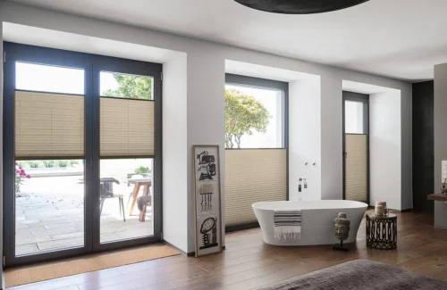 Modernes Badezimmer mit freistehender Badewanne und braun-beigen Plissees