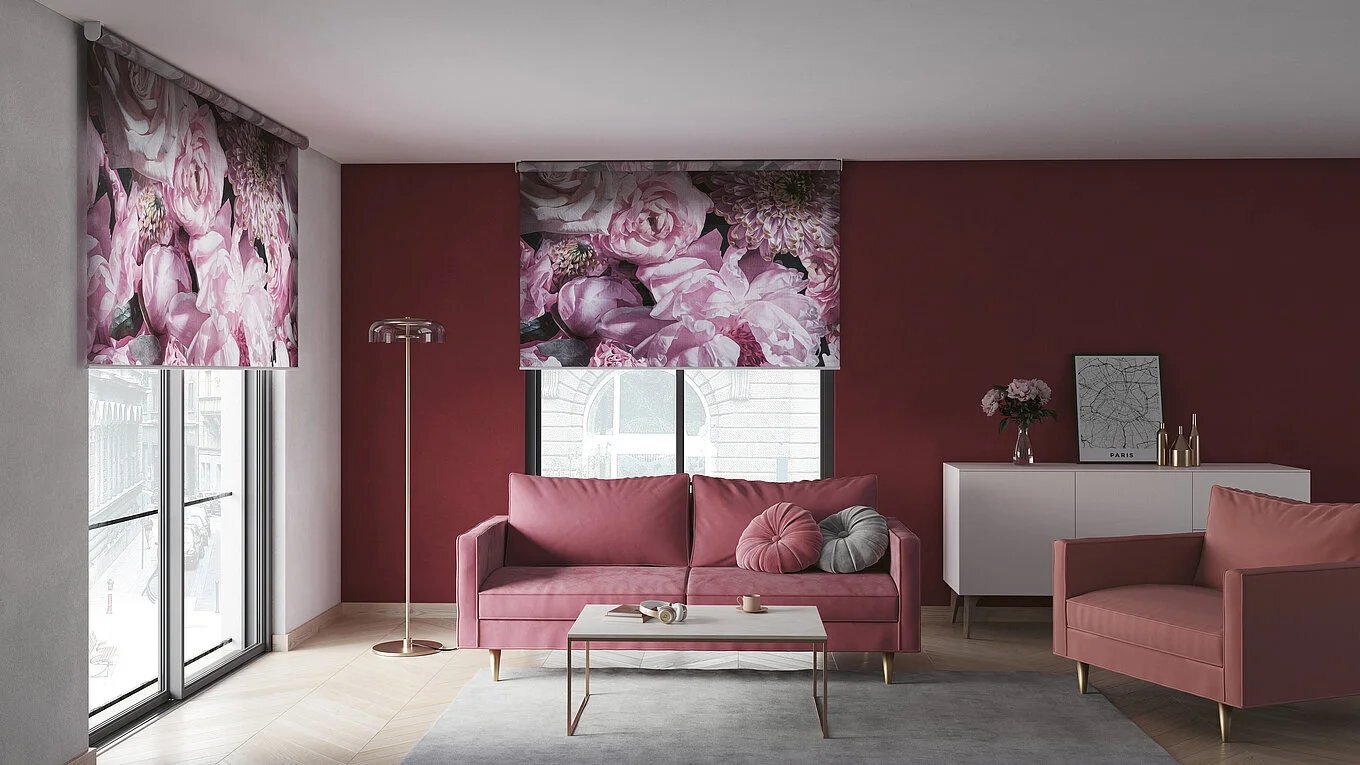 Rotes Wohnzimmer mit Fotomotiv-Rollos im Rosen-Design