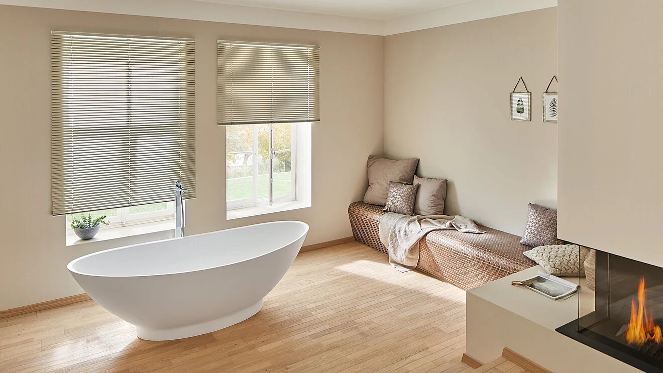Minimalistisches Badezimmer mit grünlichen Horizontal-Jalousien