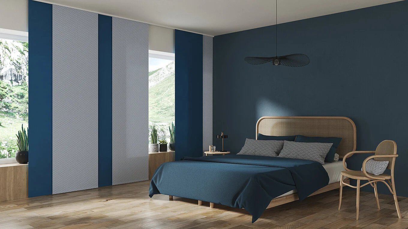 hrfarbige Flächenvorhänge in blauem Schlafzimmer