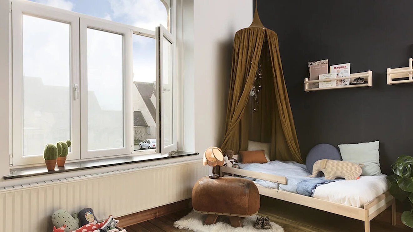 Kinderzimmer mit Hafttextilen an den Fenstern