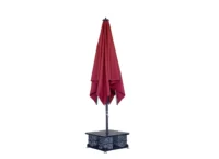 Geschlossener roter Sonnenschirm mit stabilem Sockel